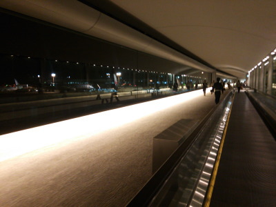 成田空港第二ターミナルサテライトへ動く歩道画像